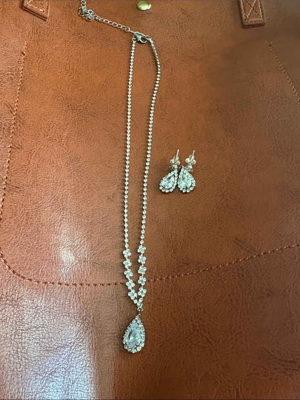 💎 Beautiful New Rhinestone Necklace/Earring Set